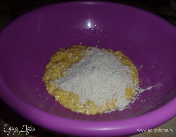 Просеиваем муку и разрыхлитель.