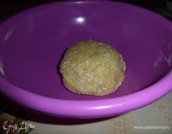 Замешиваем тесто. Кладем в полиэтиленовый пакет и убираем в морозильную камеру на 10–15 минут.