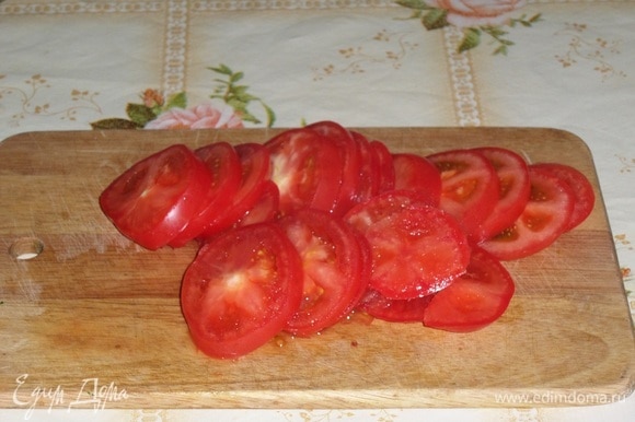 Нарезаем помидоры.