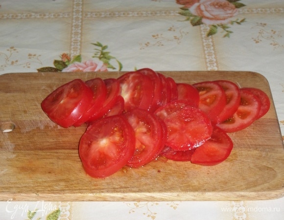 Нарезаем помидоры.