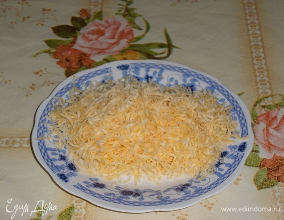 Трем на терке сыр. Пшено сварилось. Достаем пакетик из кастрюли.