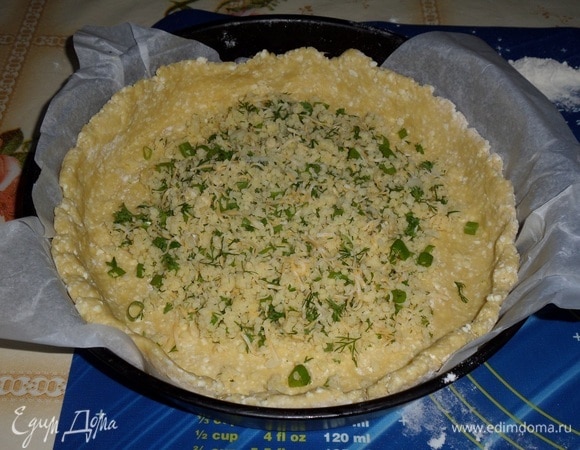 Выкладываем пшенно-сырную массу. Равномерно распределяем.