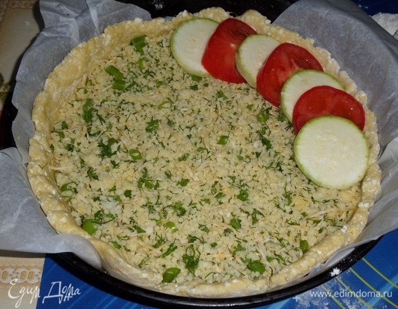Поверх пшенно-сырной массы выкладываем кабачок и помидор, чередуя их между собой.
