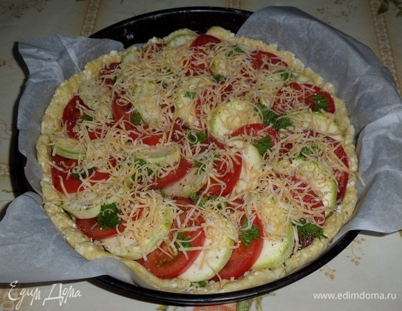 Посыпаем пирог оставшейся половиной сыра, зеленью и специями (по вкусу). Ставим пирог в разогретую духовку.