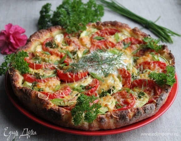 Подаем пирог, добавив свежей зелени.