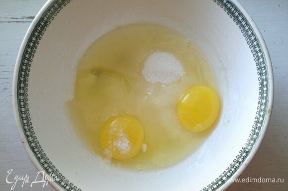 Яйца взбить с сахаром, ванилином и солью.