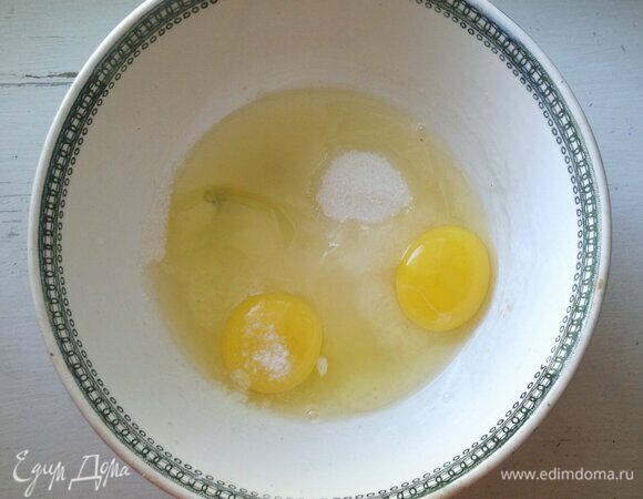 Яйца взбить с сахаром, ванилином и солью.