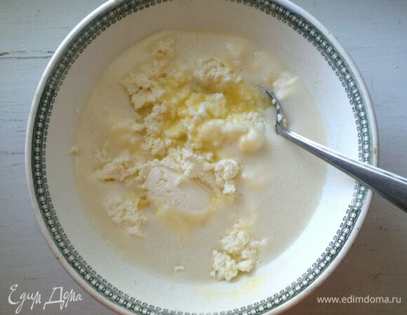 Добавить творог, протертый через сито, перемешать.