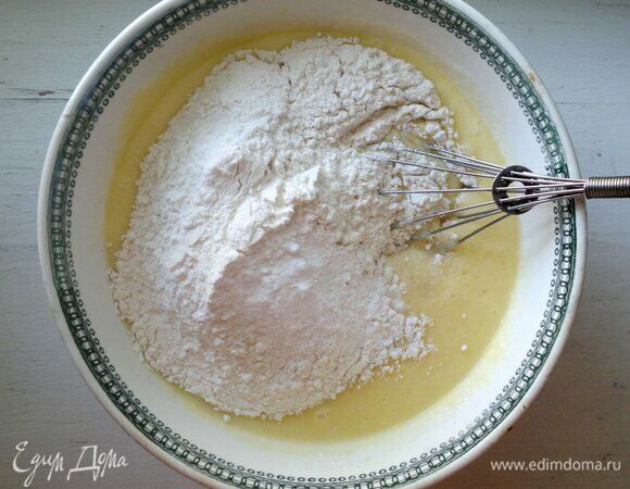 Всыпать просеянную муку и разрыхлитель, перемешать до однородности.