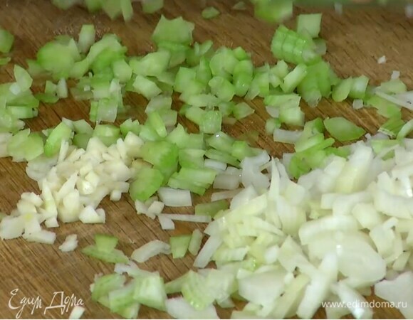 Сельдерей мелко порезать.