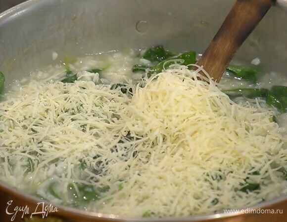 Влить еще один-два половника бульона, оставшееся вино и увеличить огонь, все посолить, перемешать, добавить оставшееся сливочное масло, 2–3 ст. ложки пармезана, петрушку, еще раз перемешать и снять с огня.