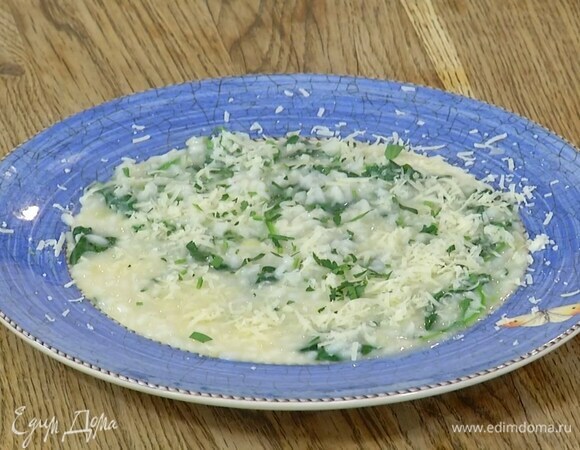 Готовое ризотто посыпать оставшимся сыром.