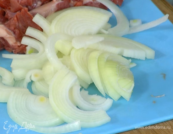 Луковицу почистить и нарезать полукольцами.