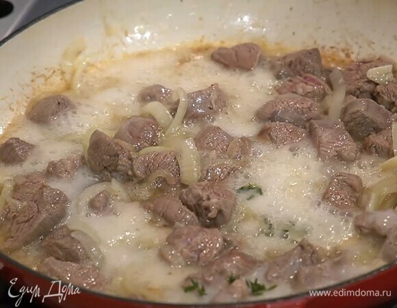 Влить теплый сидр и на сильном огне дать алкоголю выпариться, накрыть сотейник крышкой и на маленьком огне томить мясо в течение часа.