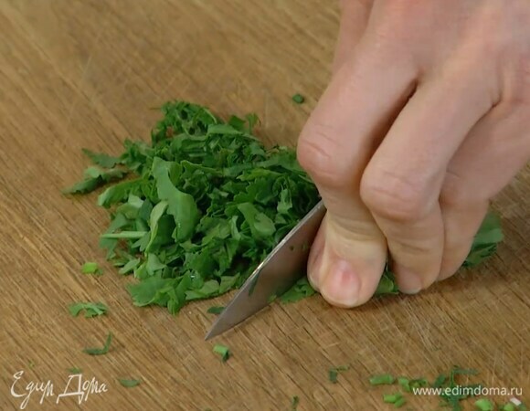Кинзу мелко порезать.