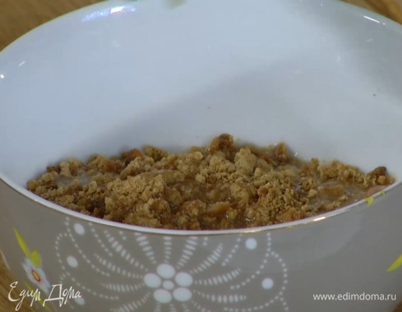 Сливочное масло растопить на медленном огне, влить в измельченное печенье и перемешать.