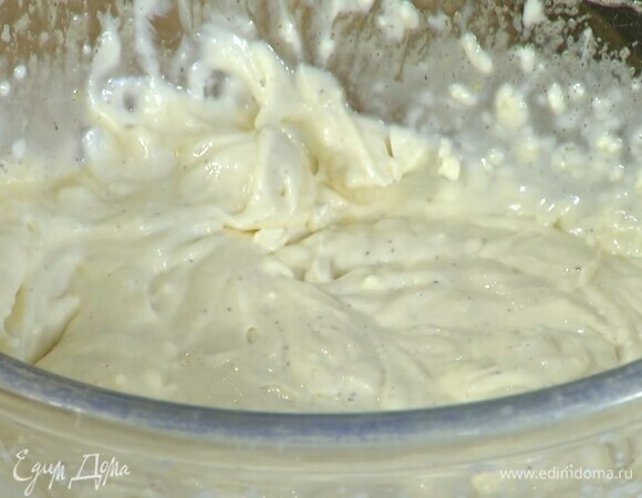 Яйца, желток, обычный и ванильный сахар взбить блендером с насадкой-венчиком в однородную светлую массу, затем добавить сливочный сыр, сметану и все еще немного взбить на медленной скорости.