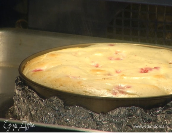 Форму с чизкейком поместить в глубокий противень, влить в него горячую воду и выпекать 45–60 минут в зависимости от мощности духовки.