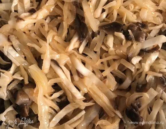 В теплую воду всыпать дрожжи и дать постоять минут 10–15, после чего добавить все остальные ингредиенты и замесить упругое гладкое тесто, накрыть его пленкой и поставить в теплое место на 1 час. Тем временем готовим начинку: тушим лук, капусту и грибы до готовности (минут 20–30) с добавлением соли и небольшого количества растительного масла.