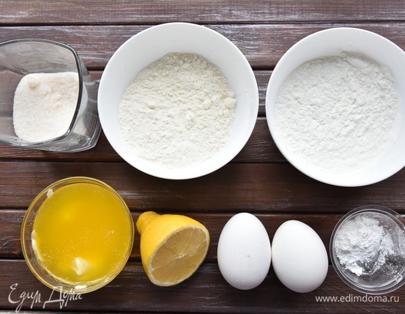 Подготовить необходимые продукты. Масло растопить в микроволновой печи. С половинки лимона снять цедру и выжать сок.