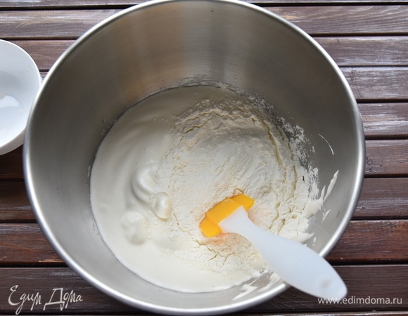 Муку, кукурузный крахмал и разрыхлитель смешать и просеять через мелкое сито. Соединить со взбитой яичной смесью. Силиконовой лопаткой аккуратно вмешать сухие ингредиенты.