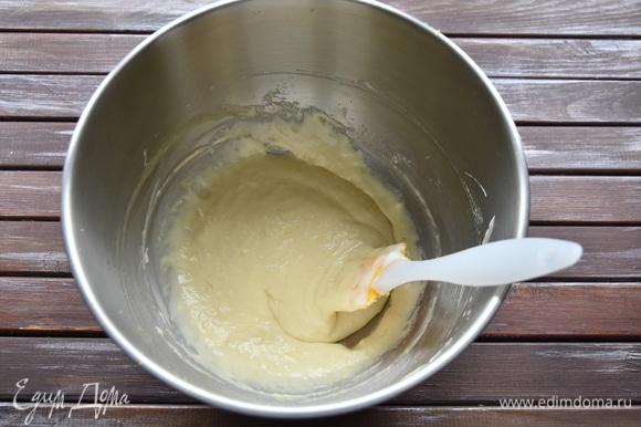 Влить растопленное и охлажденное сливочное масло. Вмешать его в тесто.