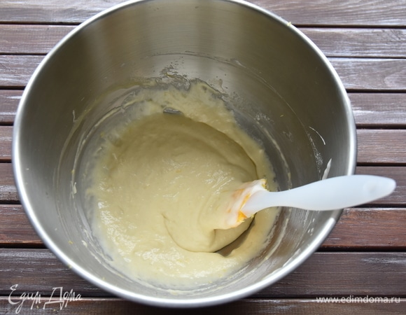 Влить растопленное и охлажденное сливочное масло. Вмешать его в тесто.