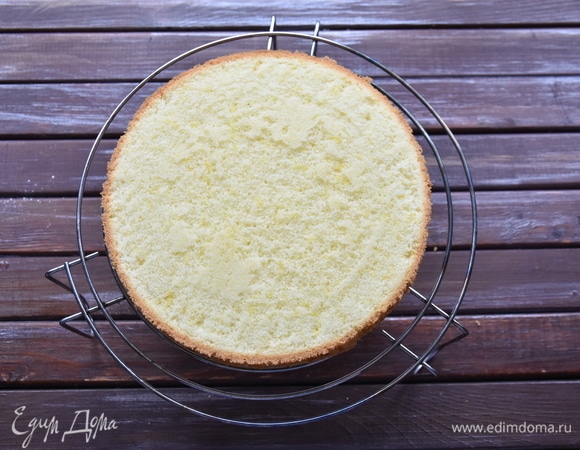Готовый бисквит извлечь из формы и полностью остудить на решетке.