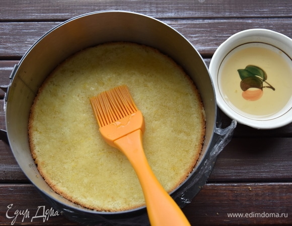 Для пропитки бисквита сварить сироп из сахара, воды и сока лимона. Остудить. Выложить бисквит в разъемную форму. Обильно пропитать его сиропом.