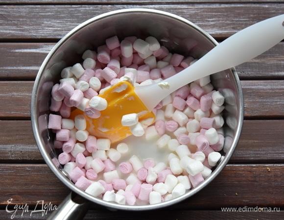 Для суфле соединить в сотейнике половину нормы жирных сливок и маршмеллоу.