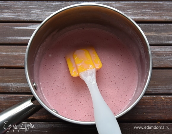 На небольшом огне, непрерывно помешивая содержимое емкости, дождаться расплавления маршмеллоу. Остудить.