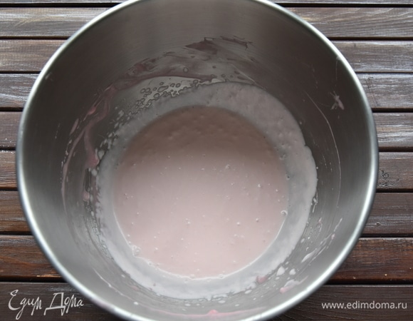 Взбить оставшиеся сливки до густой устойчивой консистенции и ввести в них остывшую массу из маршмеллоу.