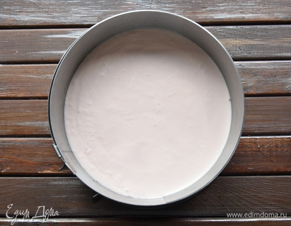 Получившуюся смесь распределить поверх бисквита. Накрыть форму пленкой и поставить суфле застывать в холодильник (желательно на ночь).