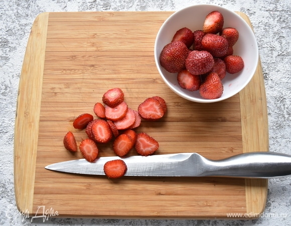 Клубнику нарезать кружочками или четвертинками. Часть оставить, а часть пойдет на приготовление сиропа.