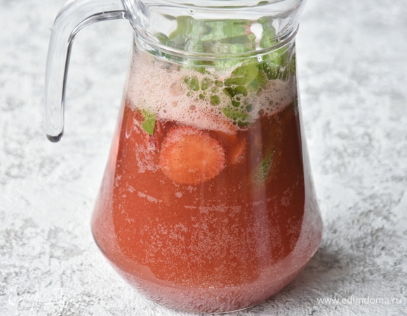 Охладить коктейль в холодильнике. Перед подачей добавить кубики льда.