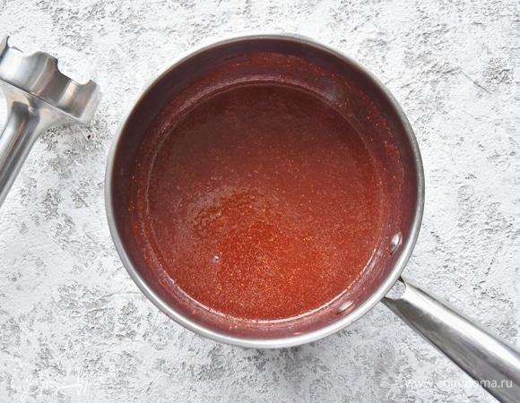 Половину клубники переложить в ковшик, налить немного воды, добавить сахар и довести до кипения. На медленном огне варить сироп в течение 10 минут. Измельчить блендером ягоды до пюреобразного состояния и остудить сироп.