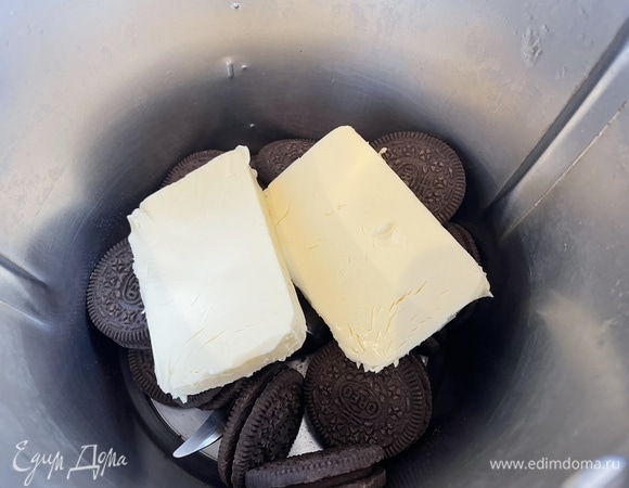 Сначала приготовим основу. Измельчите печенье и смешайте с маслом комнатной температуры.