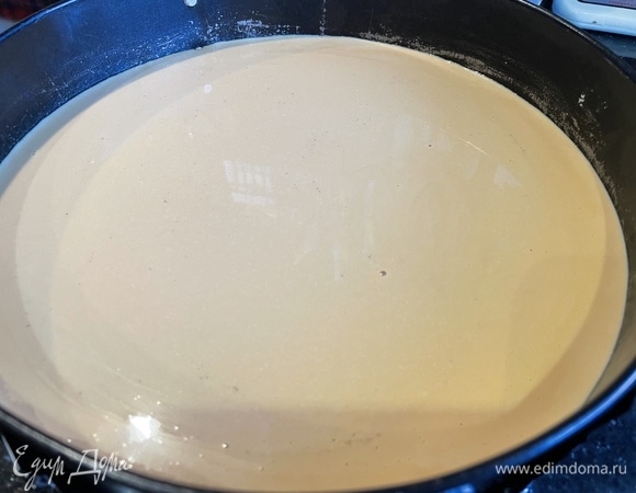 Теперь займемся сырным слоем. Молоко разогрейте до 60°C и смешайте с быстрорастворимым желатином. Добавьте сливочный сыр (у меня маскарпоне) и вареное сгущенное молоко, хорошо взбейте. Вылейте эту смесь на основу и поставьте в холодильник на 1 час.