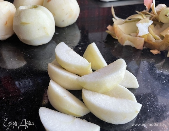 Яблоки почистите, удалите сердцевину и нарежьте дольками.