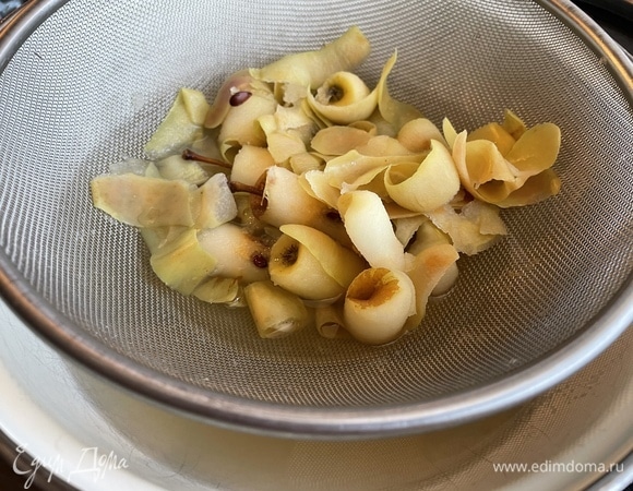 Кожуру и серцевинки от яблок залейте водой, добавьте сахар и сварите компот для желе. Процедите. Нам понадобится 500 мл.