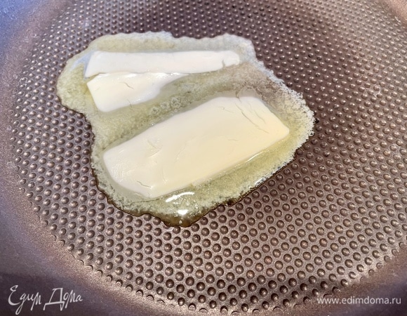 На хорошо разогретой сковороде растопите сливочное масло.