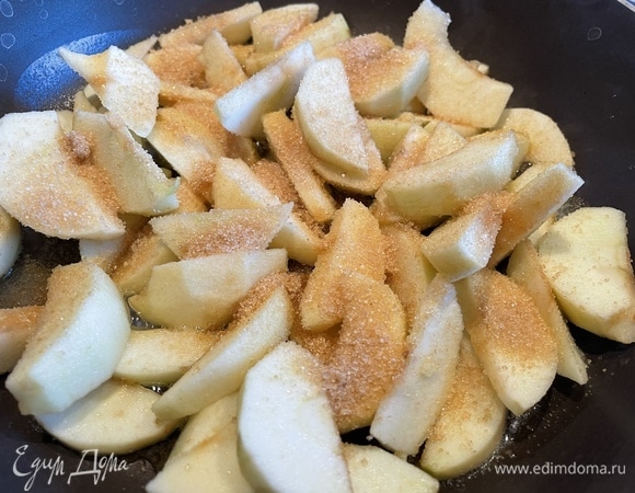 Добавьте на сковороду яблоки, коричневый сахар и корицу.