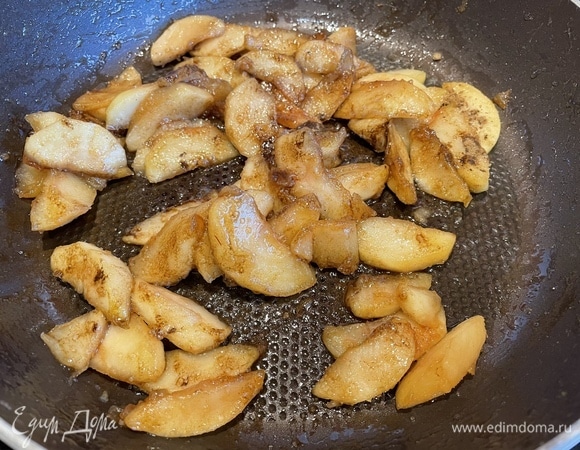 Готовьте, помешивая, пока яблоки не карамелизируются.