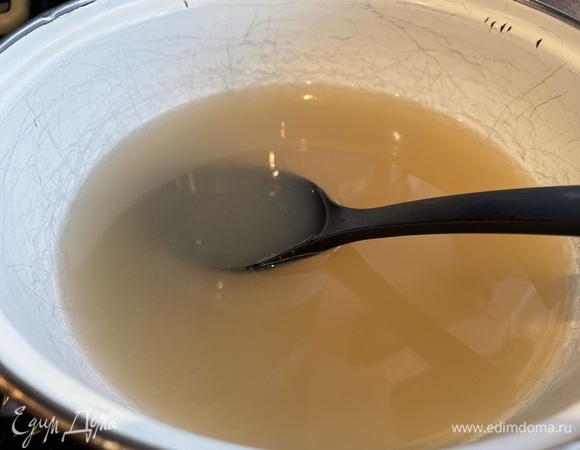 Смешайте процеженный и остывший до 60°C яблочный компот с быстрорастворимым желатином.