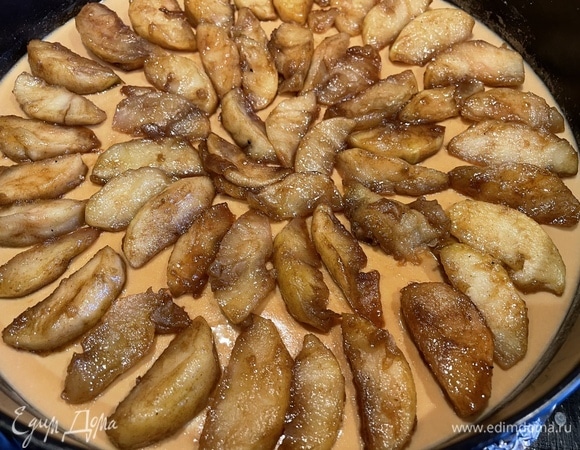 Выложите карамелизированные яблоки на сырный слой.