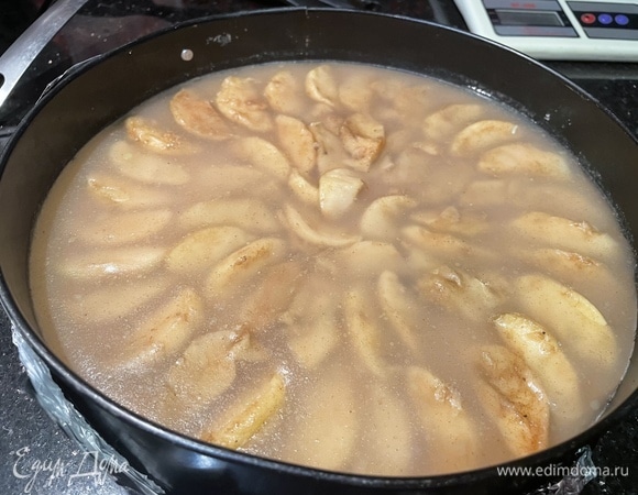 Сверху аккуратно вылейте желе и поставьте в холодильник на 3 часа, а лучше — на ночь.