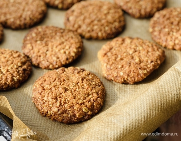 Лепим печенье и выкладываем на пергамент на расстоянии друг от друга (одно печенье — 2 ч. л. теста). Ставим на 12 мин в духовку при 180°C.