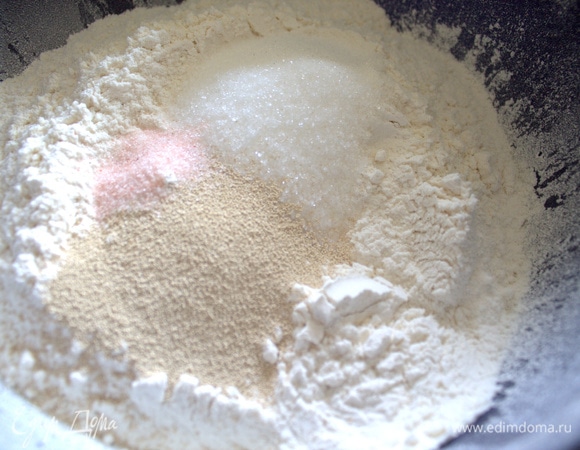 Смешать сухие продукты.