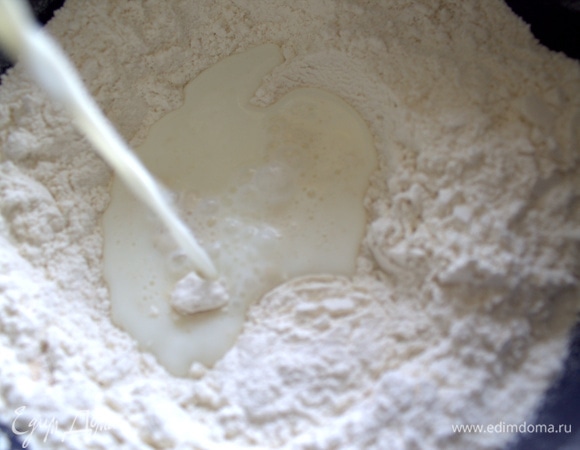 Влить теплое молоко.