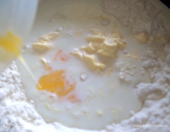 Яйцо отдельно взбить и влить.